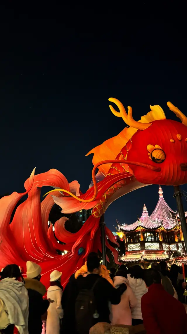 The Lantern Festival at Yu Garden in Shanghai is so beautiful, it's like stepping into a fairy tale wonderland!