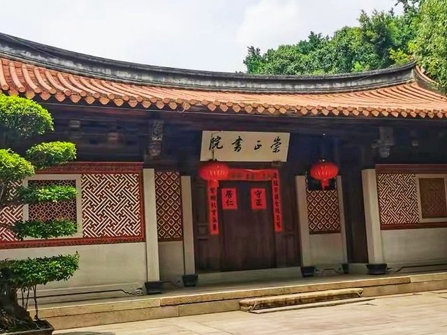 泉州芳草園，位於鯉城區新門街，佔地93畝，至今保留，擁有三百多年歷史