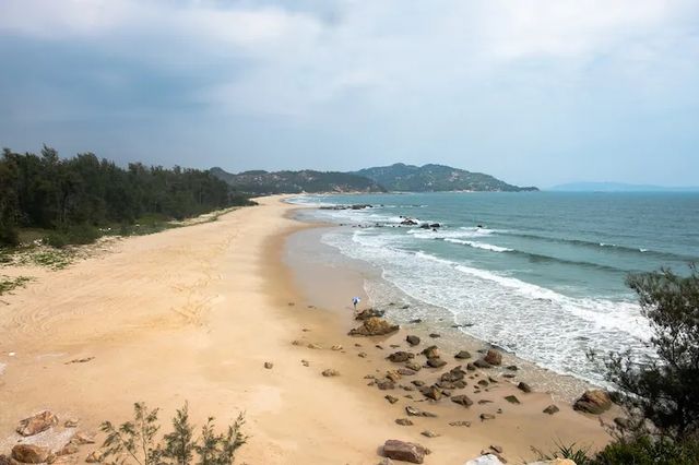 踩著細沙踏浪，徒步“醉美海岸線”