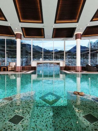 🏔️ Kitzbühel's Cozy Luxury: Grand Tirolia Revealed! 🛎️