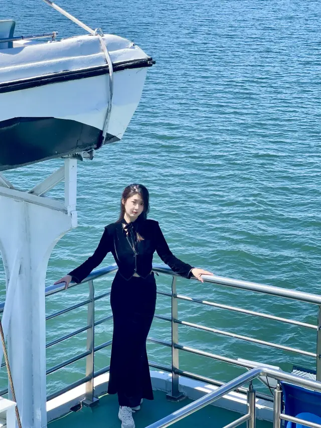 Erhai Lake Cruise: A Poetic Dance with Cangshan and Erhai Lake