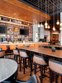 🌟✈️ Louisville's Luxe Lodgings: Marriott Downtown Scoop! 🏨🍽️