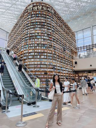 A Bibliophile’s Haven • Starfield Library 📚