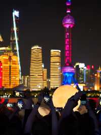 朋友圈問瘋了魔都黃浦江畔驚現懷抱“超級大月亮”