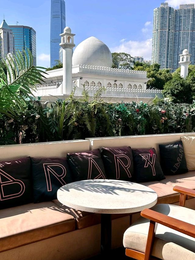 Week-end Vibes ❤️A terrace restaurant in Hong Kong