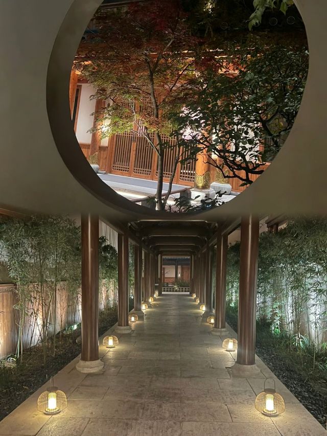 《金陵小城·滿庭芳客棧：古韻氤氳，桃源祕境》。