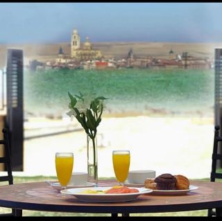 Quiet gateaway in  Segovia 