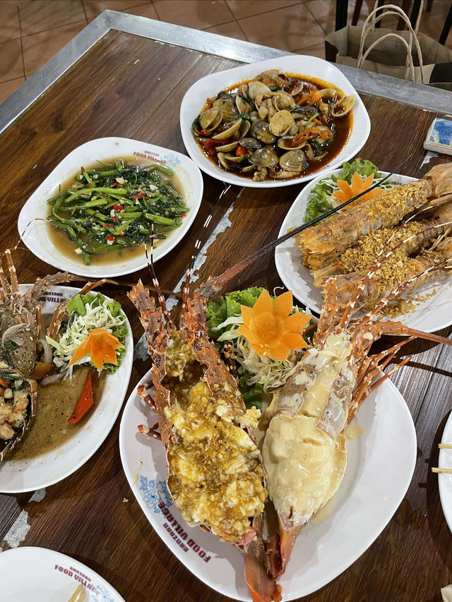 班赞海鲜市場位於普吉島芭東海灘附近的江西冷購物中心出口處對面。市場佔地面積不太大,分為上下兩層。