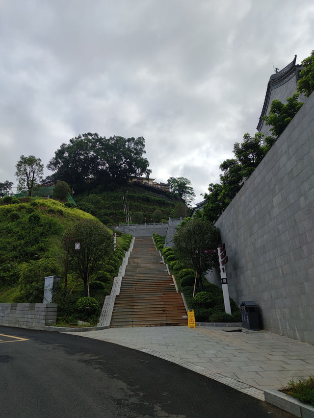 遊梧州明朝兩廣總督府記。