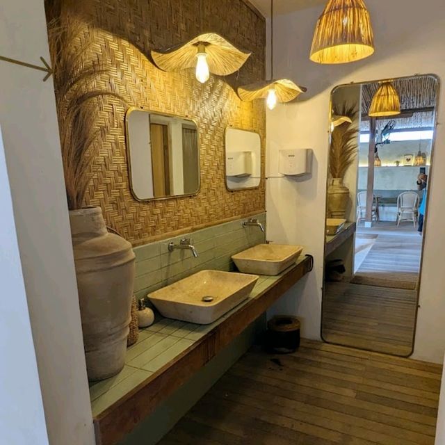 Lovely place by the beach 