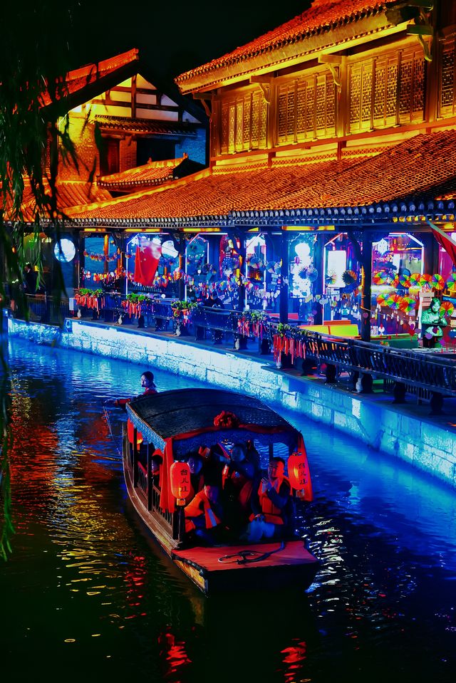 天下第一莊，台兒莊的夜景美不勝收。