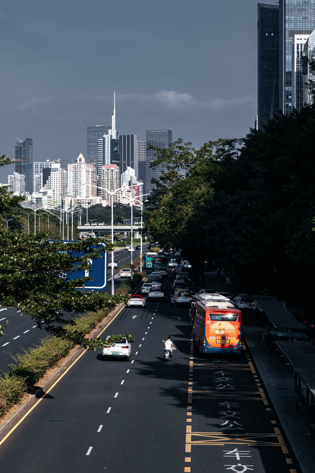深圳·深南大道在強烈陽光照耀下的景象！