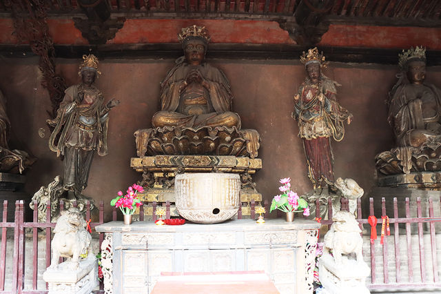 新絳龍興寺：唐碑、宋塑、清塔