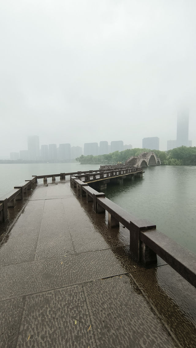 拂曉瓜渚湖，一筆江南韻