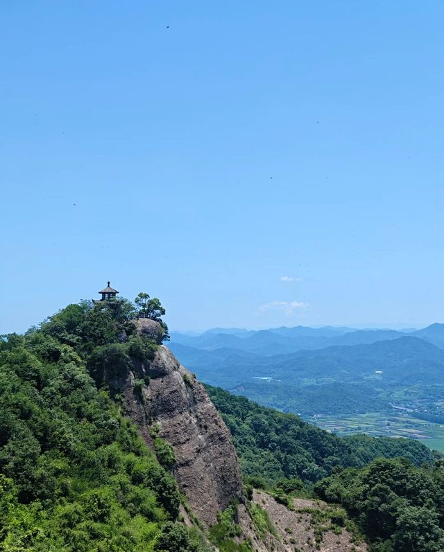 晨鐘暮鼓，香爐峰登高尋禪