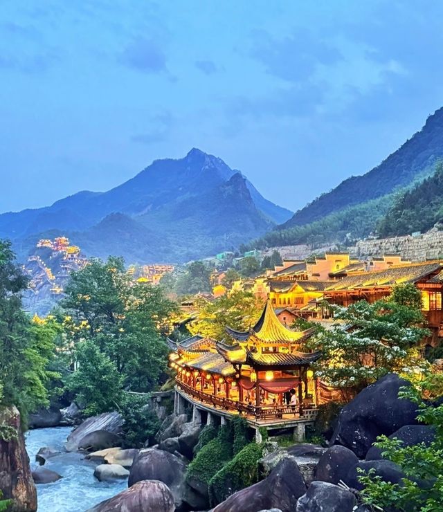 嚟上饒必打卡嘅仙俠世界！望仙谷真係太正喇，懸崖上嘅古村落，夜景靚到窒息～跟住呢條攻略玩，輕鬆ge