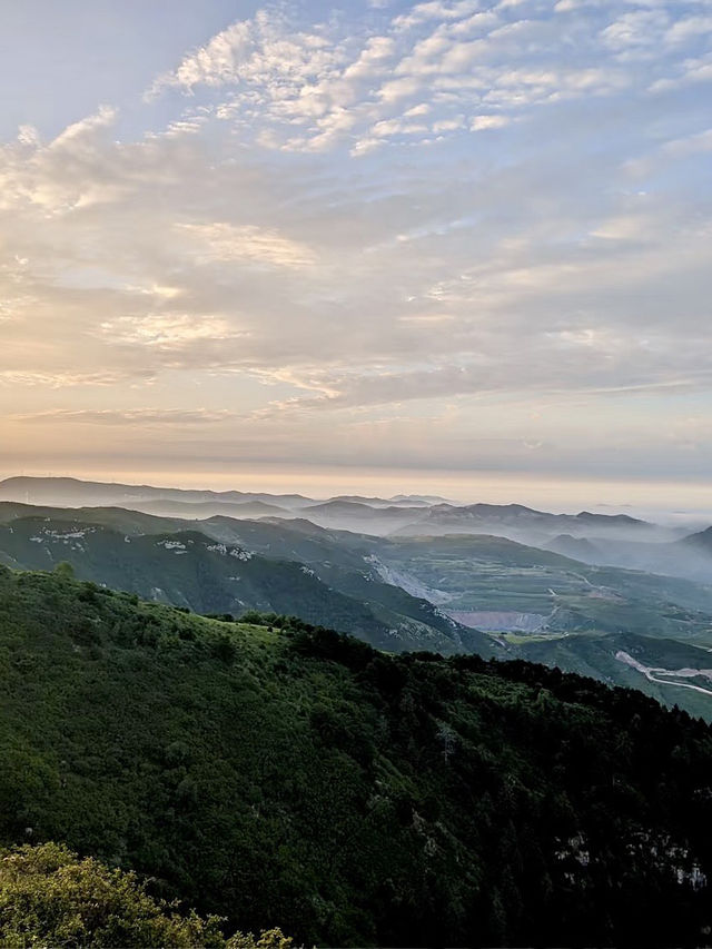 雄峰上的烈焰──恒山日出的壯闊