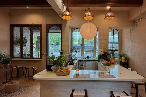 A Tuscan-style cafe in Hangzhou ☕🌿 It's as romantic as sitting