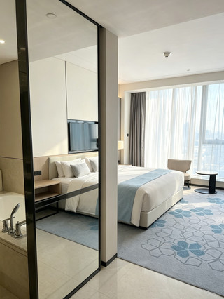 DoubleTree by Hilton Baoding: a corner of the bedroom with city views