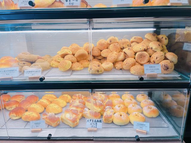 呢度每一款麵包同Bagel 都係自家烘焙，除左口感出色之外，佢地既Bagel 口味選擇又夠多，咸同甜都有供應，岩哂唔同既朋友仔～