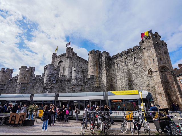 比利時🇧🇪現代化城市中的古老城堡🏰