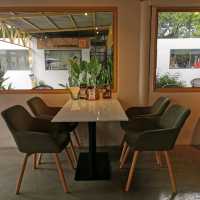 คาเฟ่ในบ้านสีขาว ฟีลโคซี่ อบอุ๊นนน ร้าน "พา-มา-เฮง"