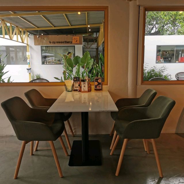 คาเฟ่ในบ้านสีขาว ฟีลโคซี่ อบอุ๊นนน ร้าน "พา-มา-เฮง"
