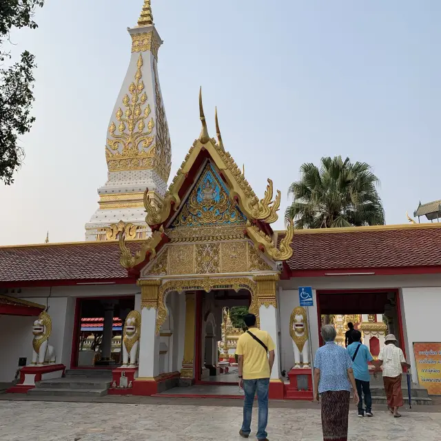 เที่ยววัดพระธาตุพนม ชมแม่น้ำโขง