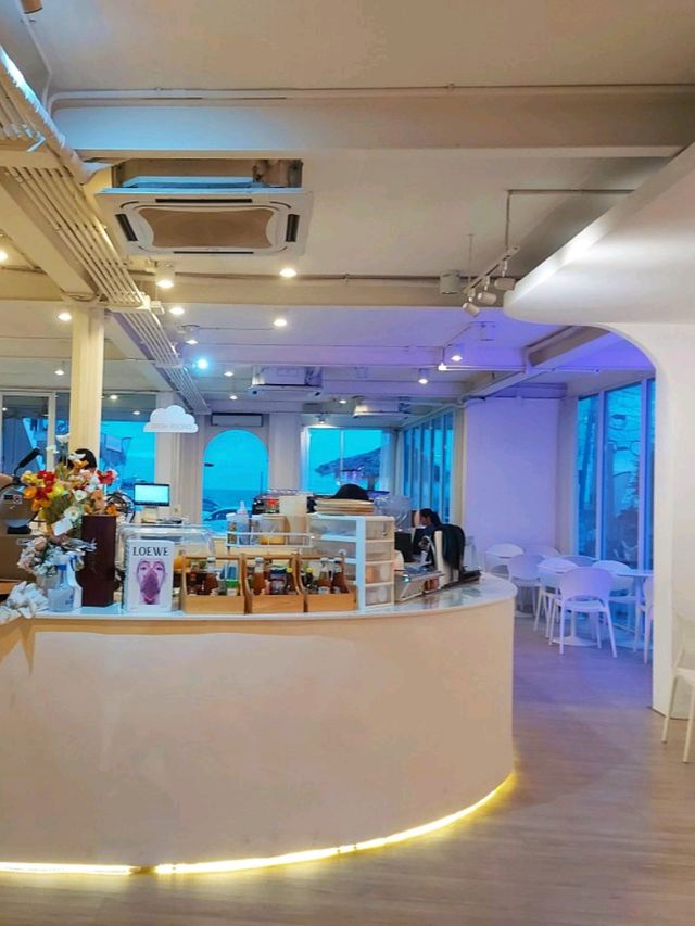 ซัมเมอร์ เฮ้าส์ พัทยา คาเฟ่สุดมินิมอลริมหาดจอมเทียน