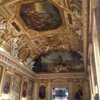 ルーブル美術館、館内の天井絵と通路、等々。