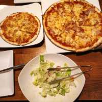 再次來到熟悉的pizza rock 這次點不一樣的披薩~夏威夷