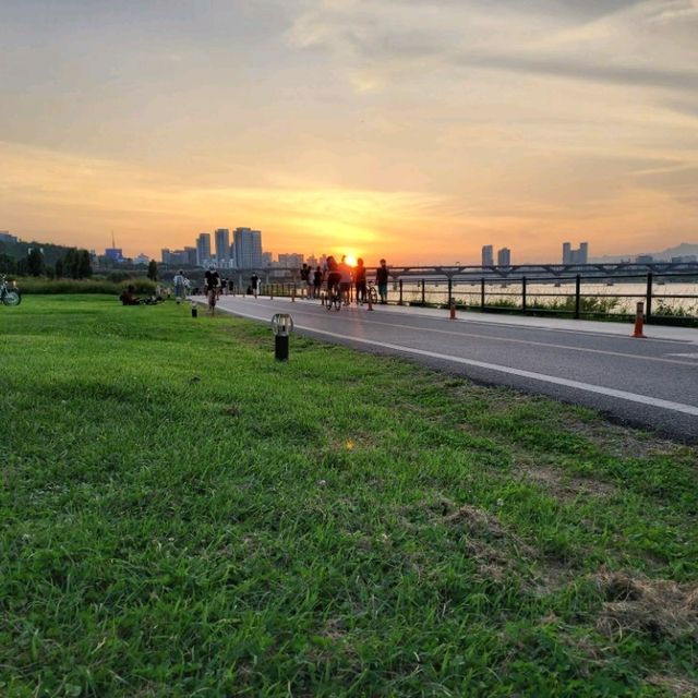 Miraculous sunset at Jamsil Hangang Park