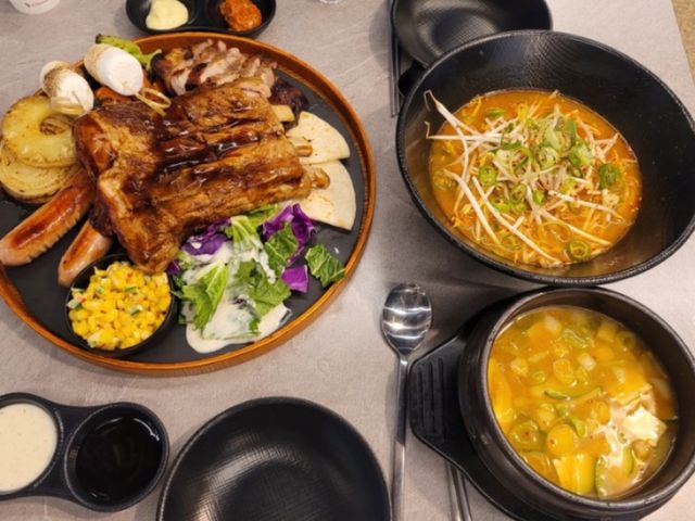 캠핑 분위기가 한가득인 폭립맛집 방이별관!