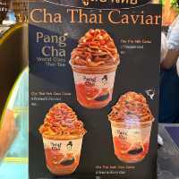 在Icon Siam的河中心呼喚奶茶冰😎