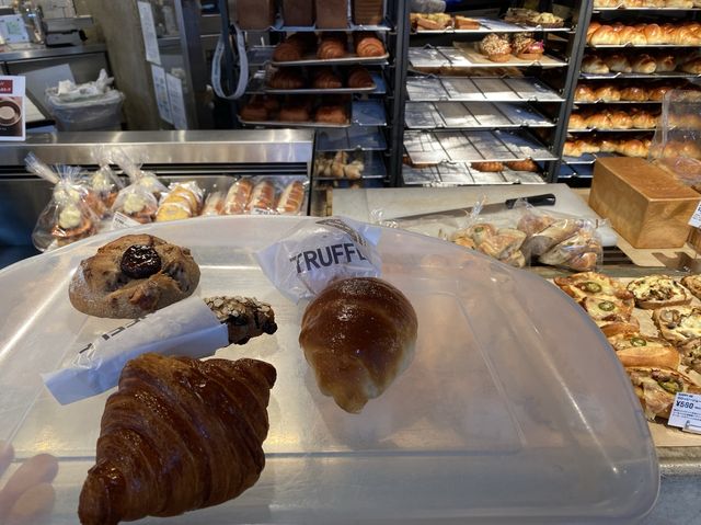 東京・広尾。賞味期限は5時間、生搾りクリームパンが気になる『Truffle BAKERY 広尾店』