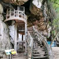 เขาขนาบน้ำในวันฟ้าครึ้ม 