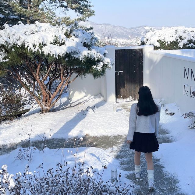 눈을 닮은 하얀 숙소 ‘스테이느느루’