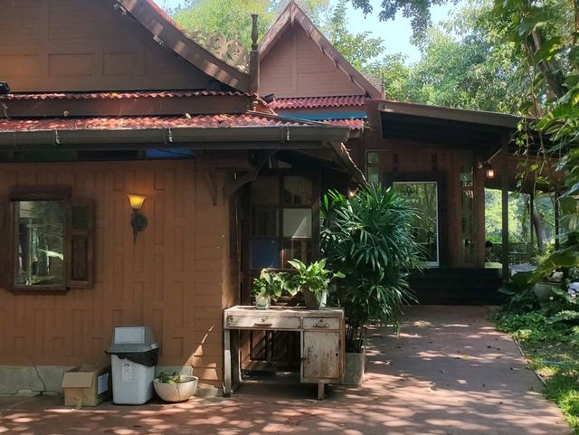 "ภพ" คาเฟ่ริมน้ำท่าจีน ในจังหวัดสุพรรณบุรี