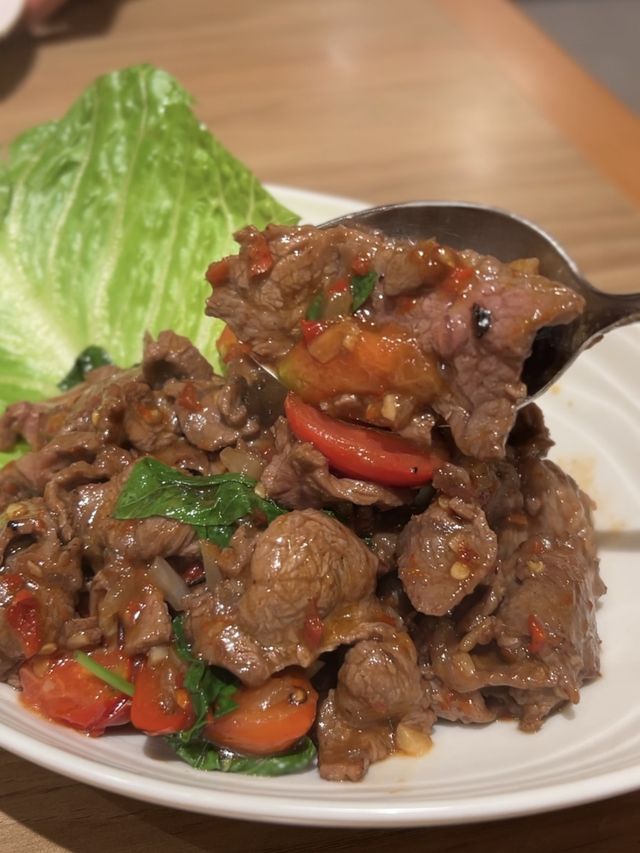 ［新竹/竹北］饗泰多 Siam More 泰式風格餐廳 竹北遠百店🐘｜推爆爽辣炒牛 又辣又下飯 超好吃！ 