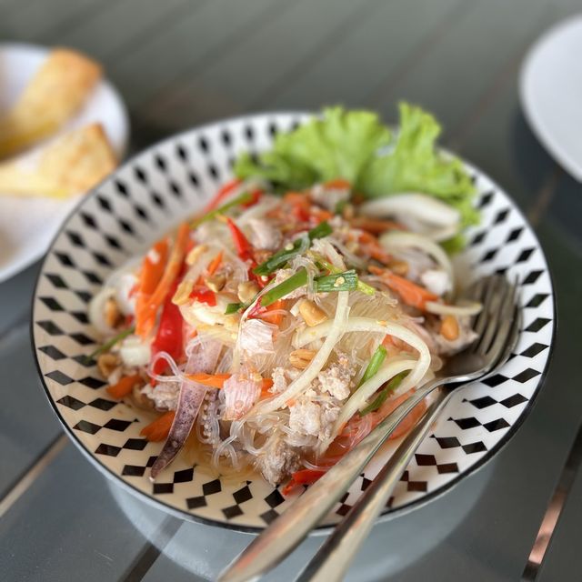มื้อกลางวันสุดฟิน กับวิวอ่าวบางเบ้า เกาะช้าง