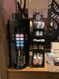 まるで美術館のような宿泊者限定ラウンジ