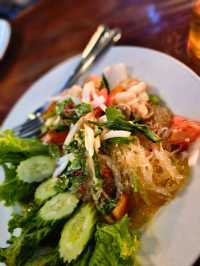 นั่งชิลฟังเสียงคลื่นที่ Hippies Bar & Restaurant
