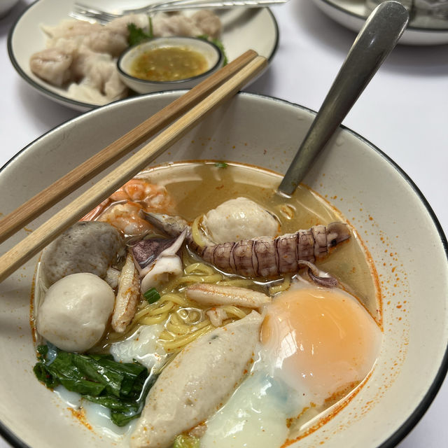 “เกี๊ยวหนองบัว” บะหมี่เกี๊ยวชื่อดังจังหวัดตราด 🥟🍜