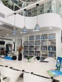 【深圳】大梅沙8號倉outlet：透明玻璃屋圖書館，適合閱讀和品嚐咖啡
