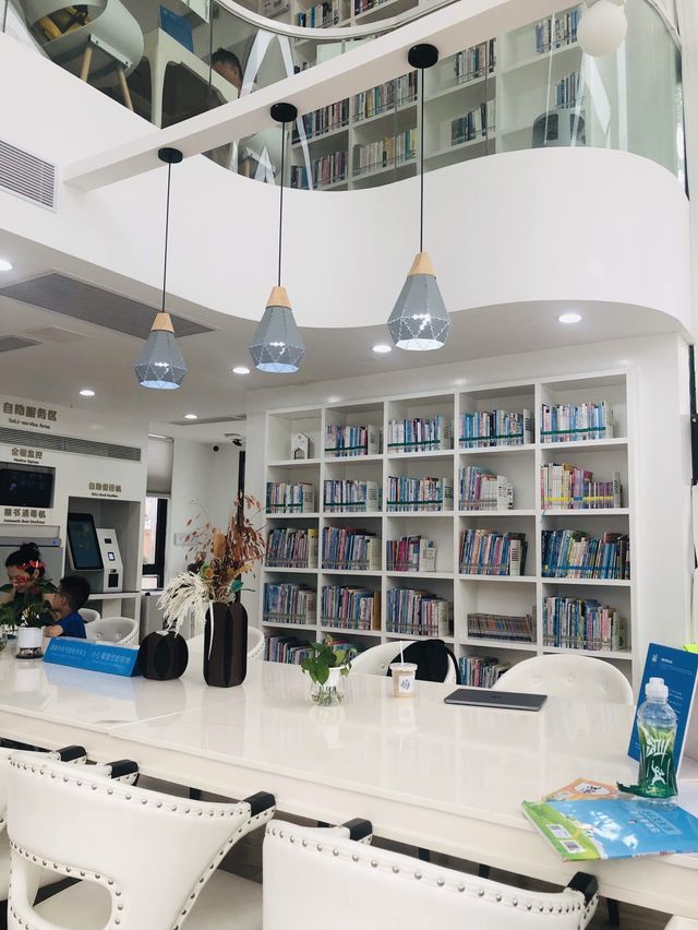 【深圳】大梅沙8號倉outlet：透明玻璃屋圖書館，適合閱讀和品嚐咖啡