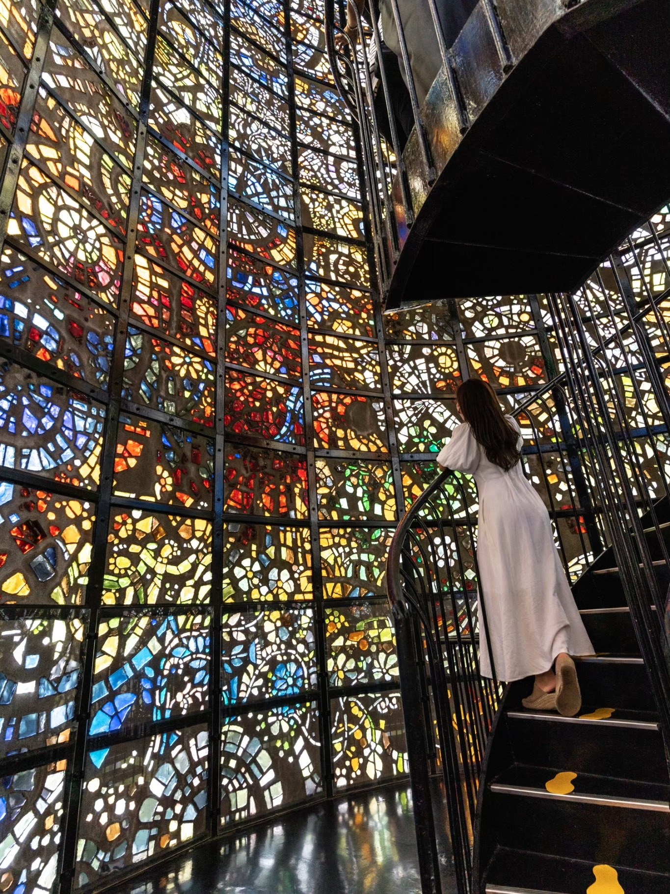 神奈川県/箱根】ステンドグラスが美しい螺旋階段 | Trip.com 箱根 神奈川県/箱根】ステンドグラスが美しい螺旋階段 | Trip.com 箱根