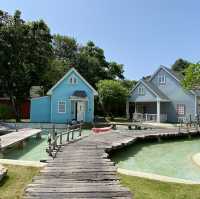 รีสอตน่ารัก สีสันสดใสริมทะเลจันทรบุรี