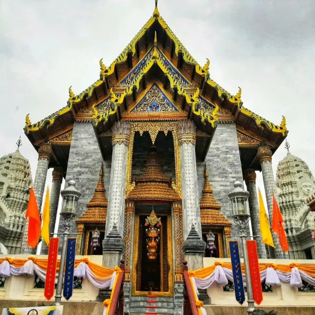 Worship the Phra Phuttha Sihing Statue at Wat Ratchapradit