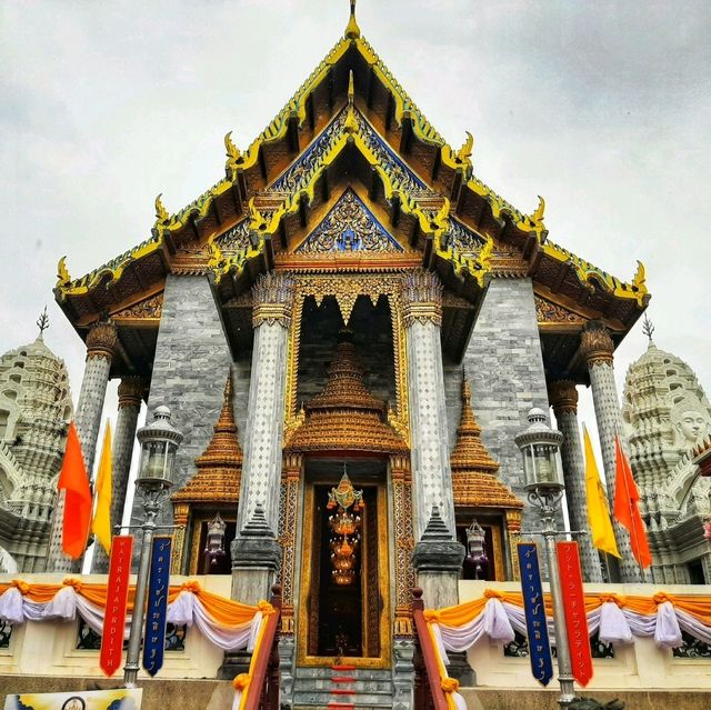 สักการะพระพุทธสิหังคปฏิมากร ณ วัดราชประดิษฐฯ