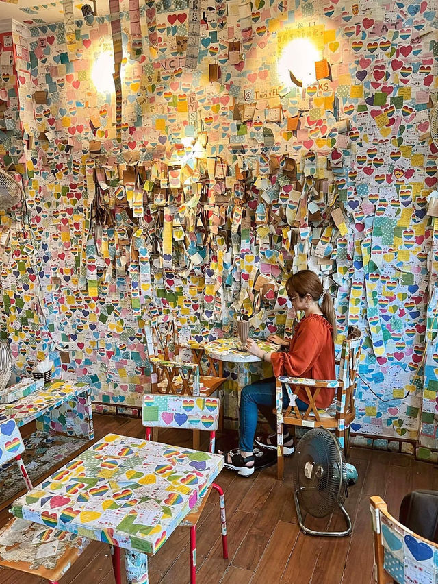 A cute cafe filled with words of love❤️